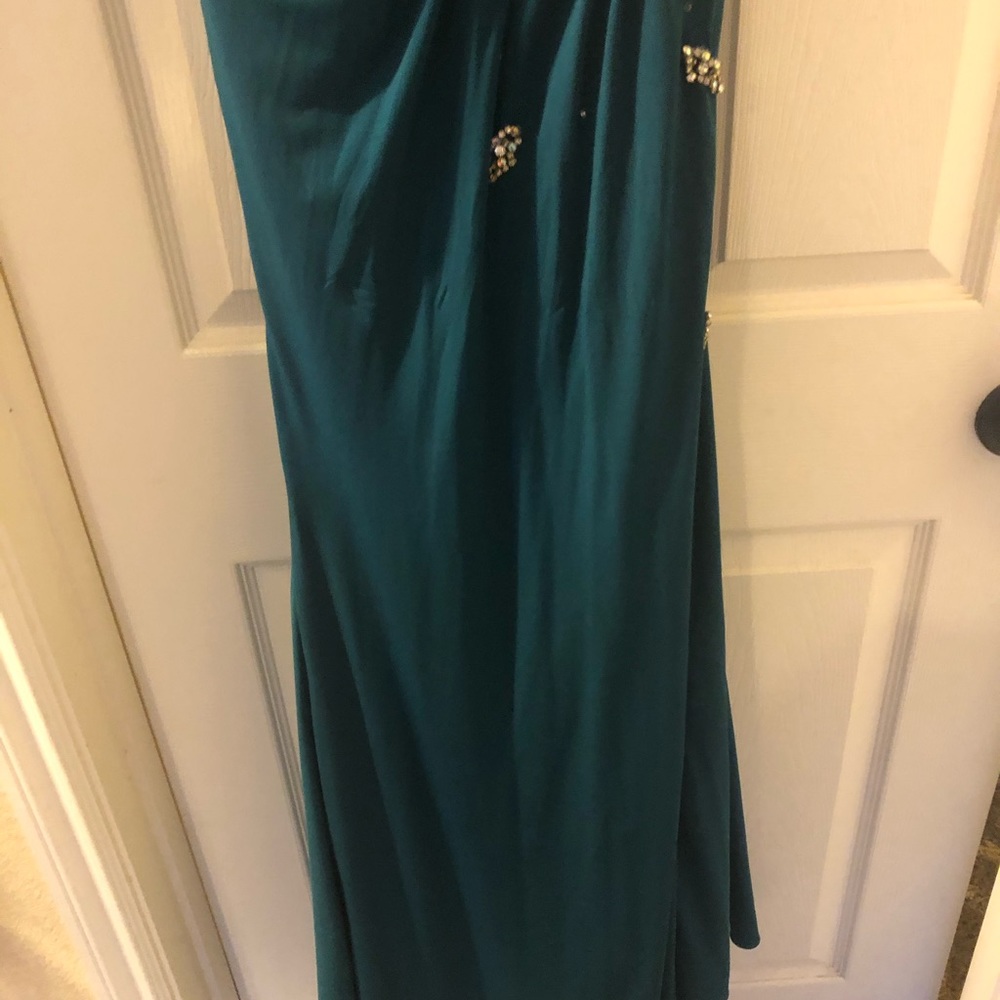 Dresses - Picture 3 of 4